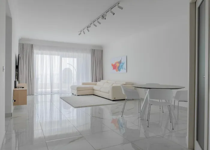 Seafront Elegance With Pool