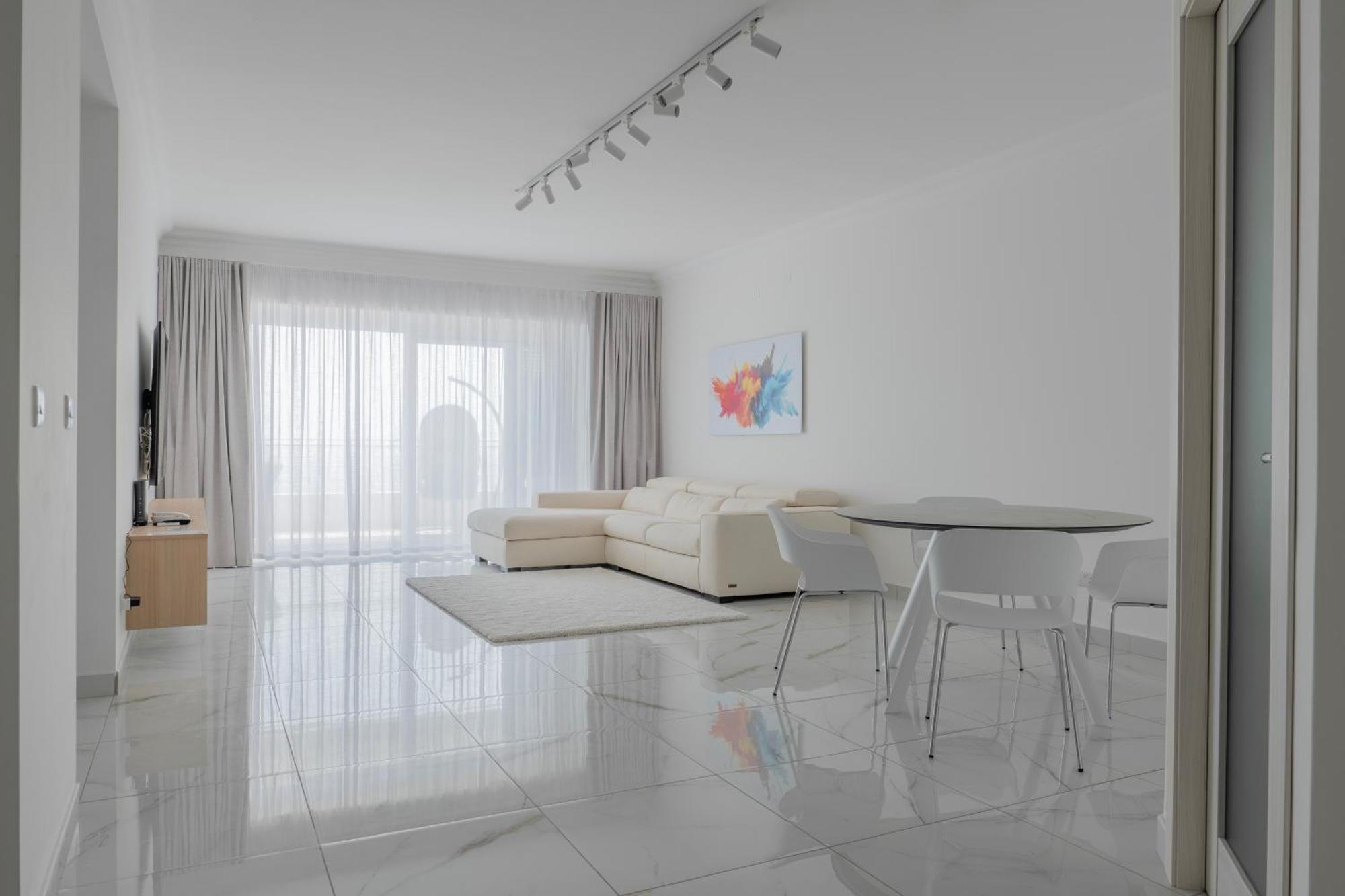 Seafront Elegance With Pool