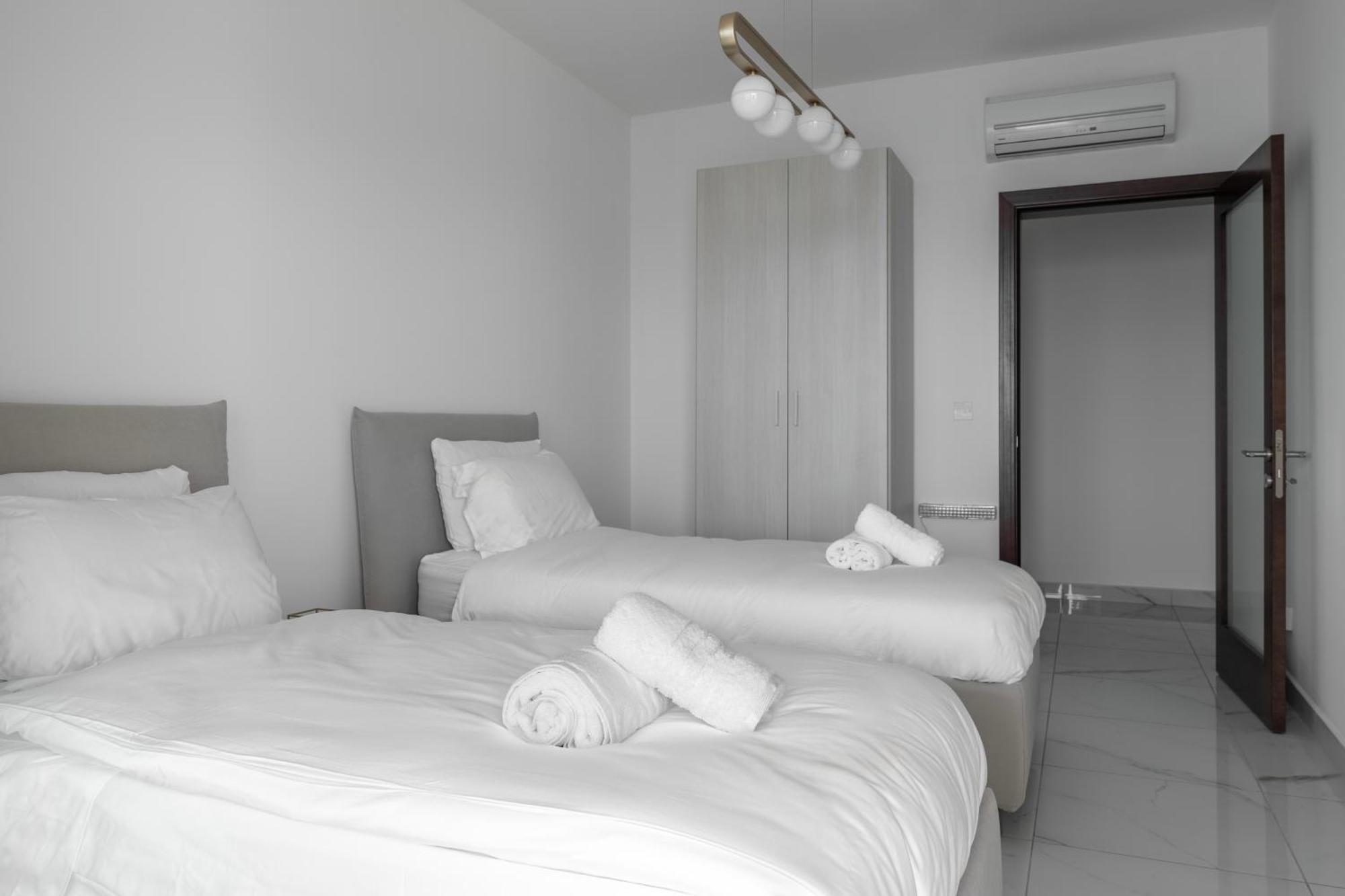 Seafront Elegance With Pool Appartement