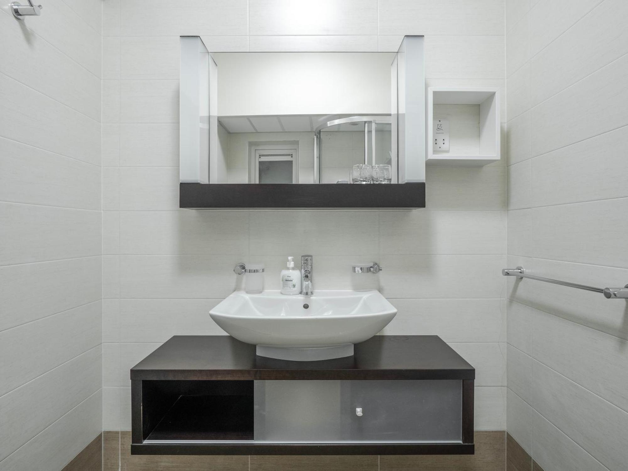 Appartement Seafront Elegance With Pool *